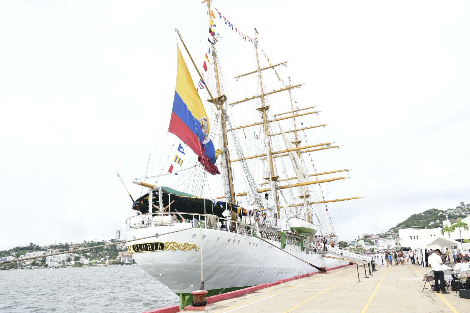 Arriba al puerto de Acapulco el Buque Escuela ARC Gloria de Colombia