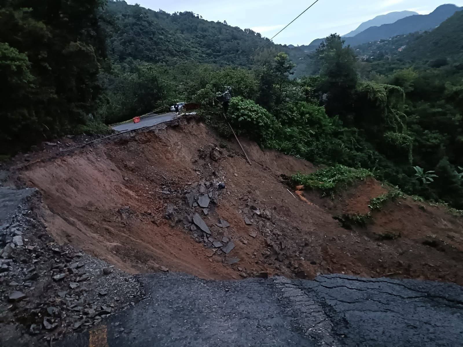 Alerta en Eloxochitlán ante deslizamiento de carretera