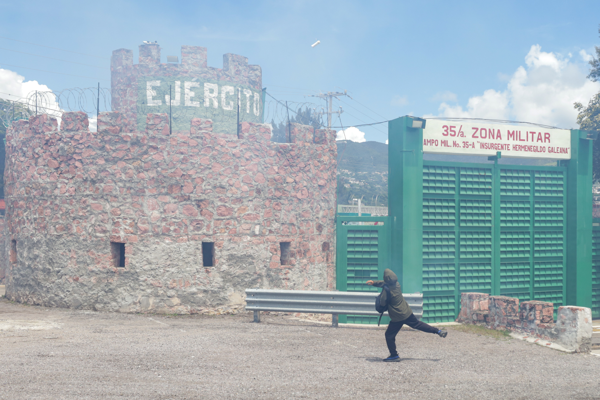 Normalistas de Ayotzinapa lanzan petardos a la 35 zona militar en Chilpancingo