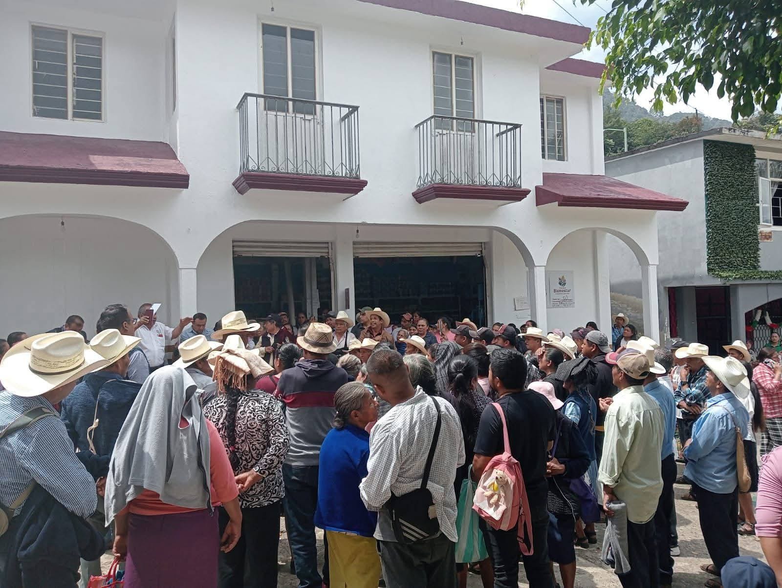 Se manifiestan pobladores de Cuautempan tras cambios del presidente del concejo municipal 