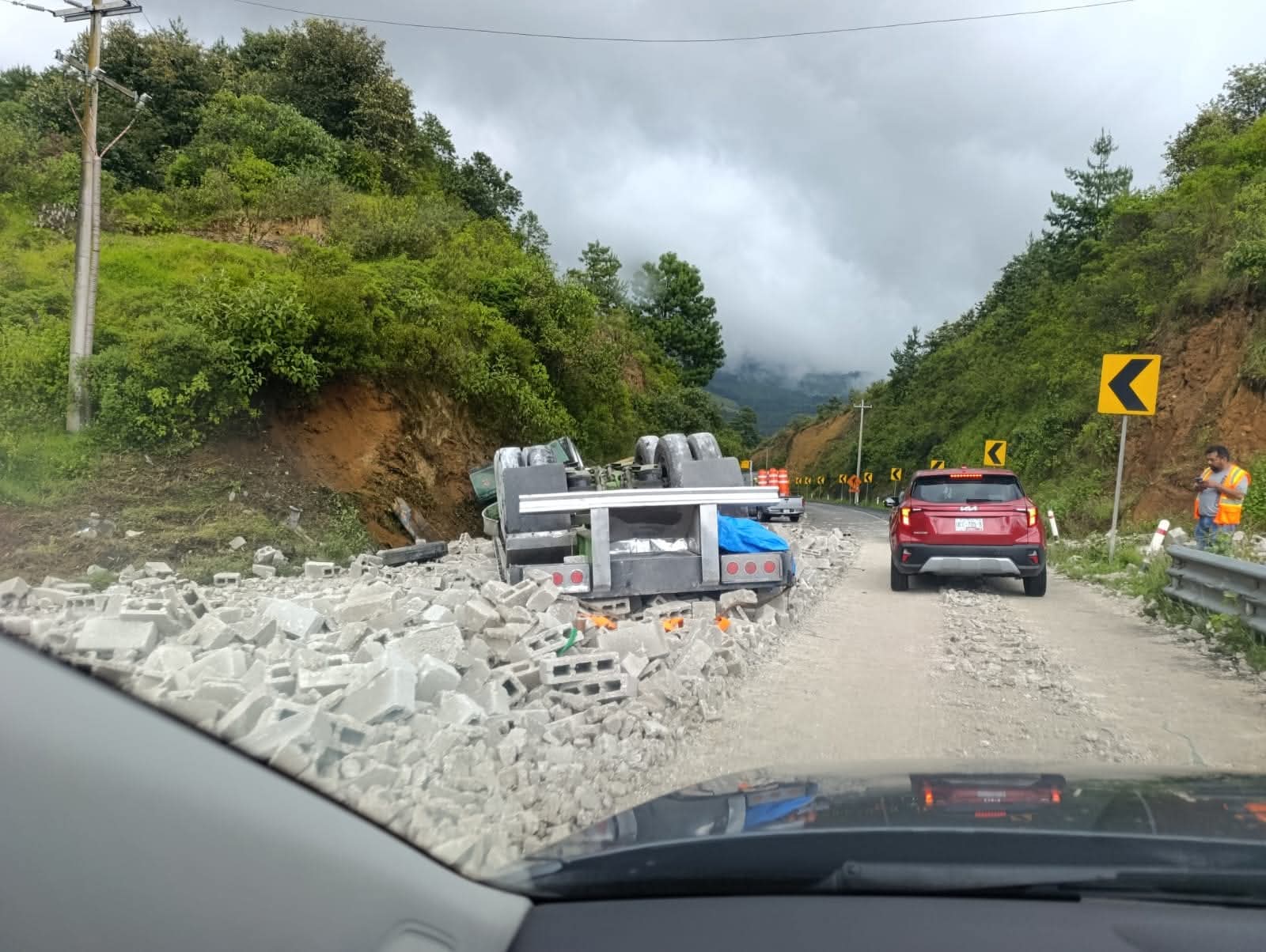 Volcadura de tracto camión cargado de blocks provoca cierre en la Puebla-Orizaba