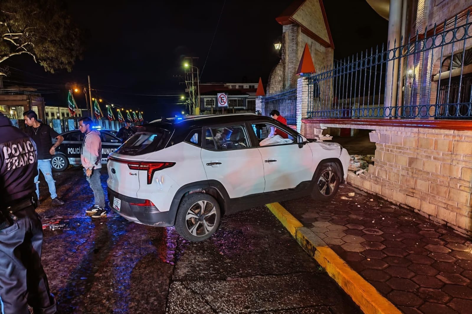 Chocan conductores en estado de ebriedad contra barda de plaza de toros en Teziutlán 