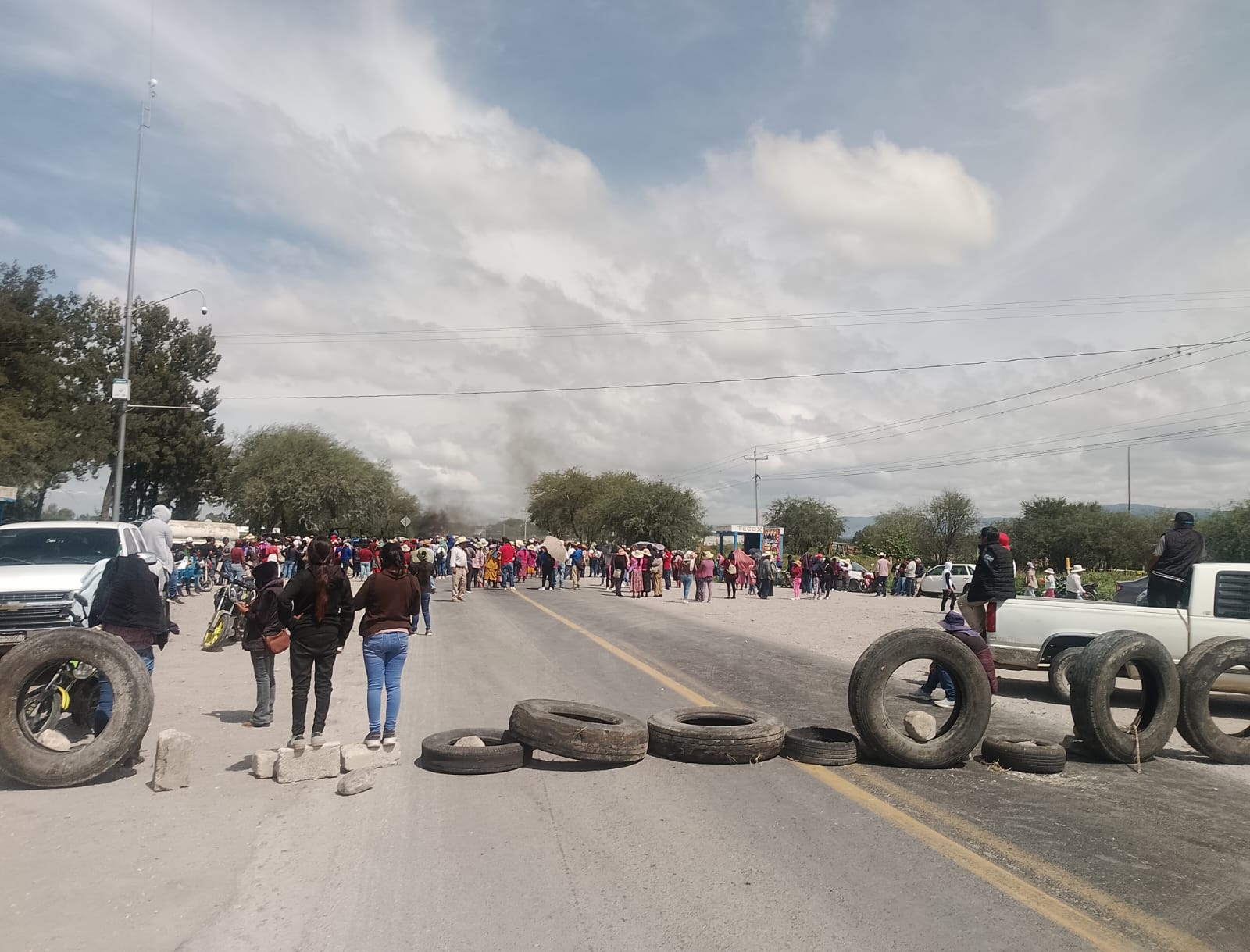 Habitantes de Tlacotepec cierra la federal Puebla-Tehuacán