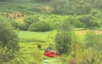 Vehículo cae al fondo de barranco en carretera Teziutlán-Nautla 