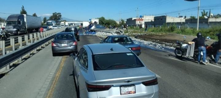Volcadura de remolque de tráiler sobre autopista México-Puebla deja tráfico intenso