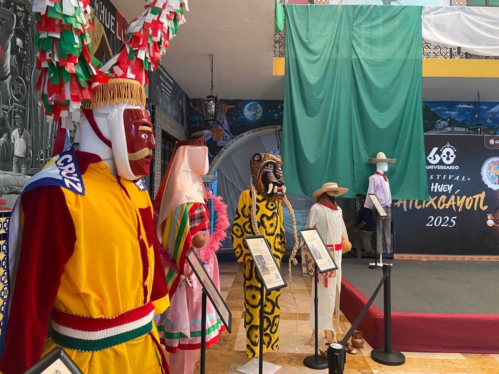 En Atlixco se exhibe exposición de trajes el 60 aniversario del Huey Atlixcáyotl