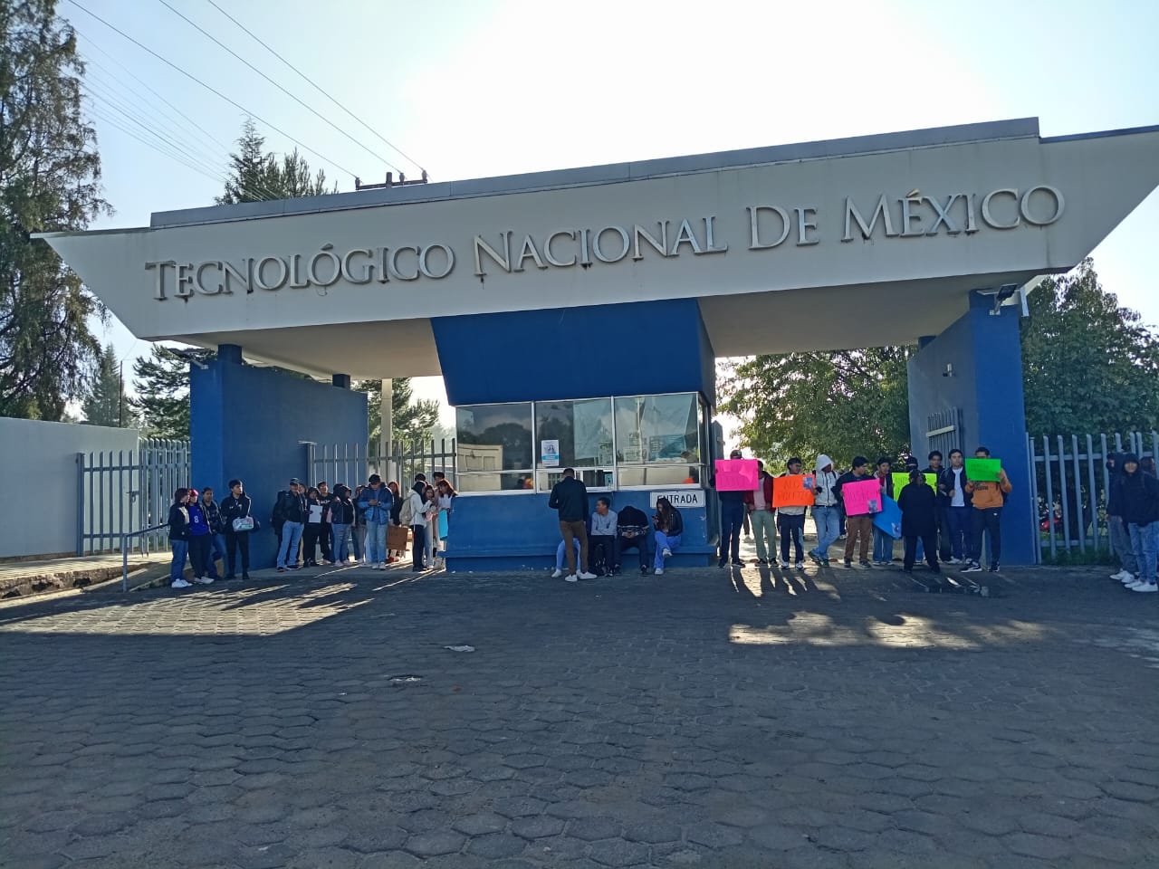 Alumnos del TECNM toman las instalaciones y exigen la renuncia de la directora