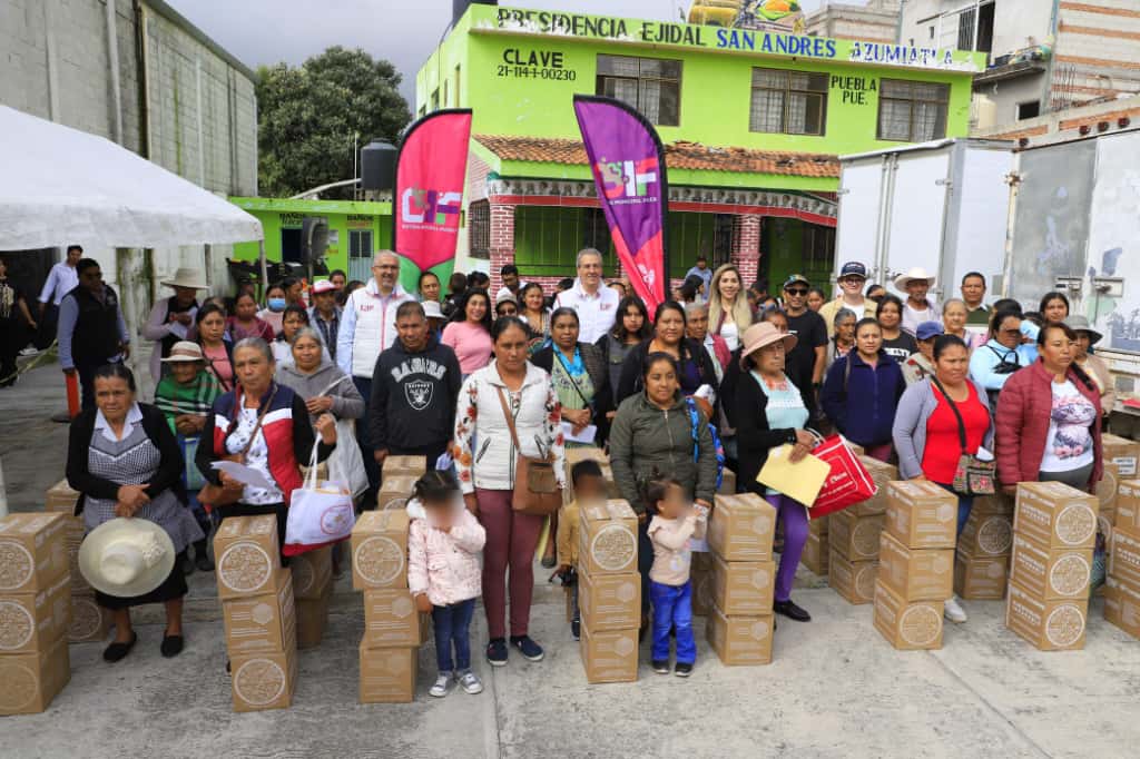 Entrega Pepe Chedraui apoyos alimentarios en Azumiatla