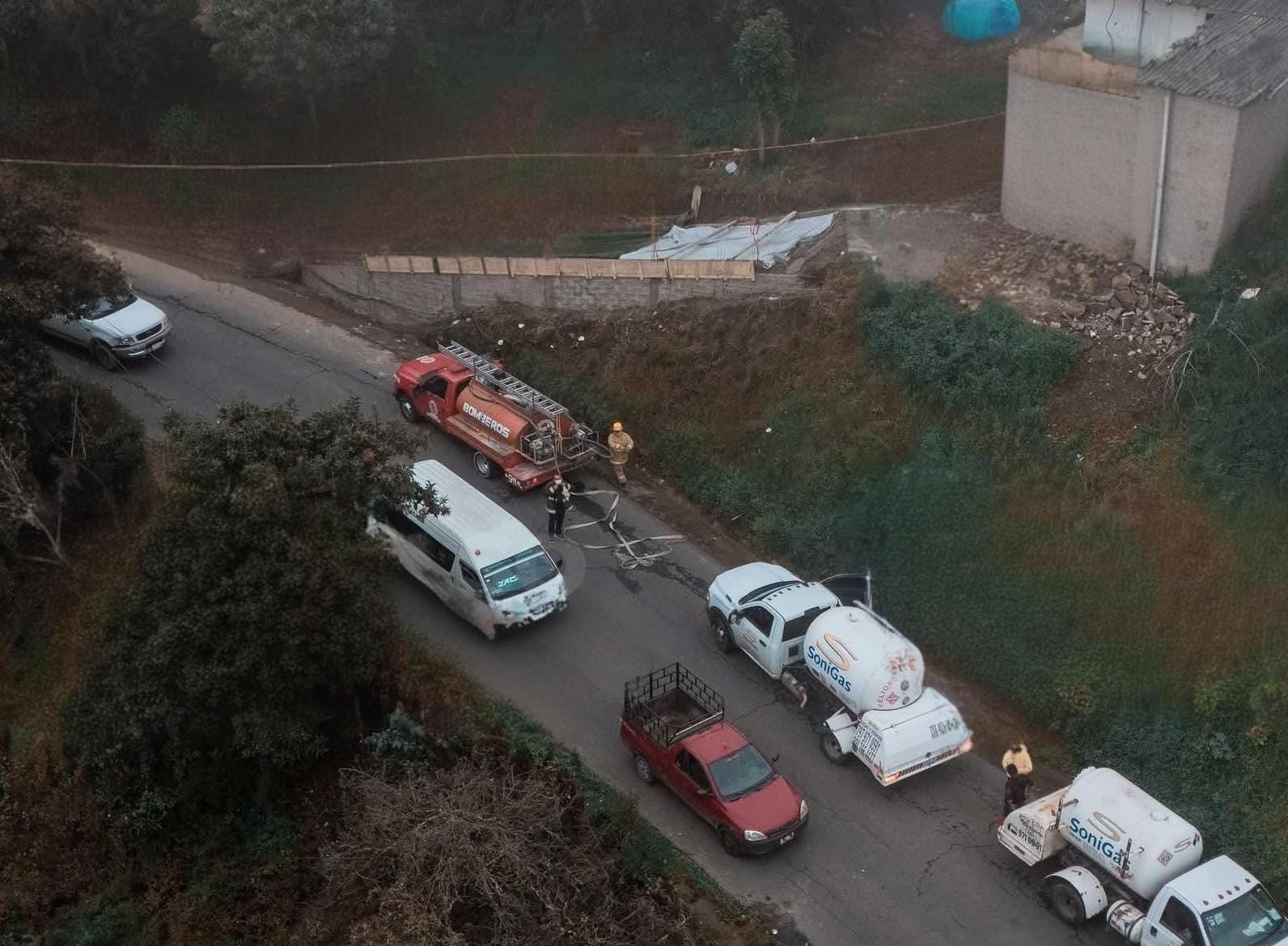 Choca oficial de policía en estado etílico contra pipa en Zacapoaxtla 