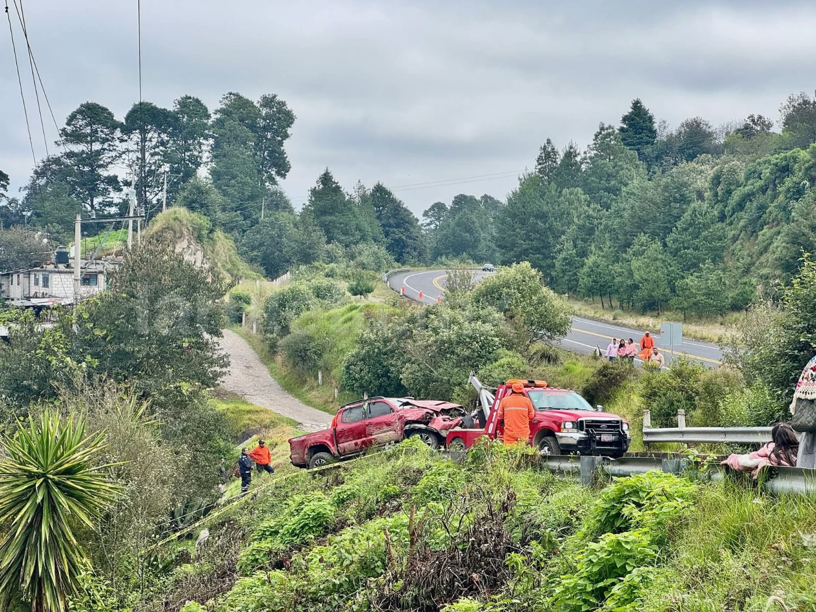 Muere mujer en accidente mientras llevaba a sus hijos a la escuela en Tlatlauquitepec