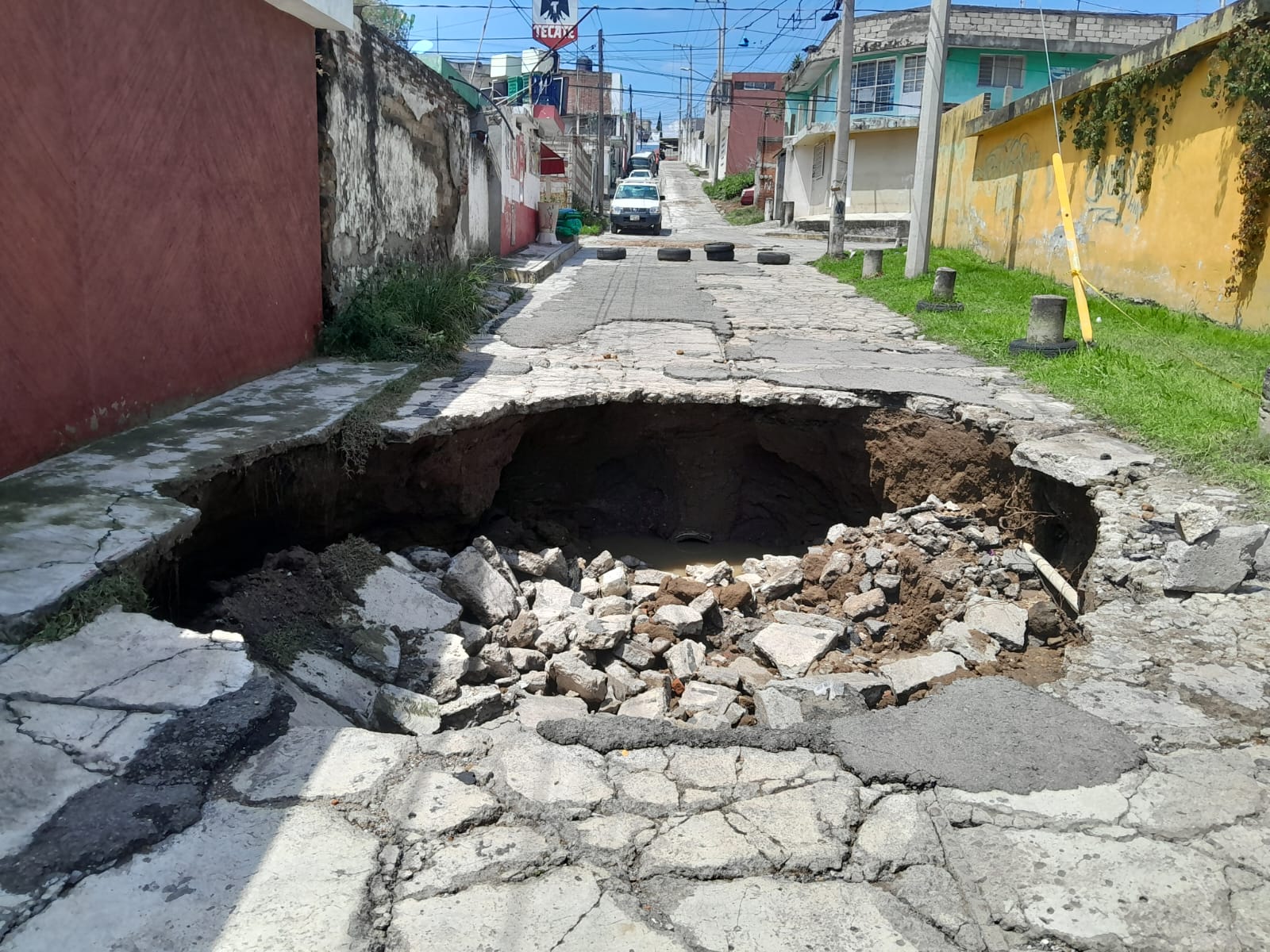 Se forma socavón sobre calle de junta auxiliar de la Ignacio Romero Vargas 