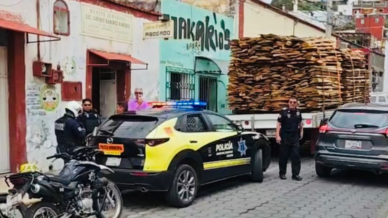 Conductor huye tras choque y desata persecución policial en Atlixco