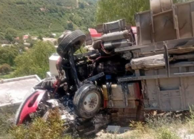 Vuelca camión de Red-Cola en Santa Catarina Otzolotepec