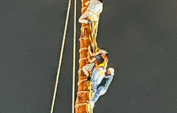 Mujer ebria intenta aventarse de mástil de los voladores en Cuetzalan