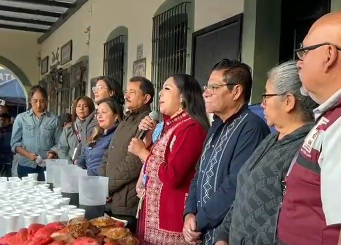 Tonantzin Fernández dignifica actividad del trueque con entrega de café y pan