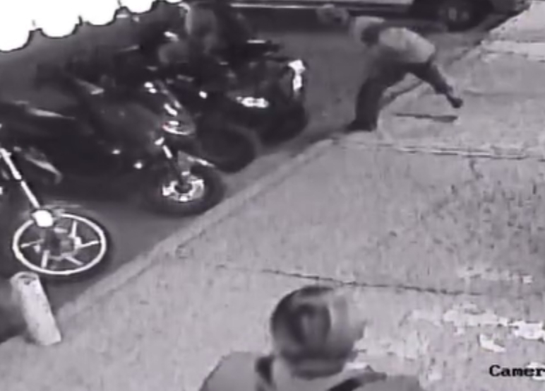 Indigente drogadicto apedrea a joven en el centro de Izúcar; lo deja grave