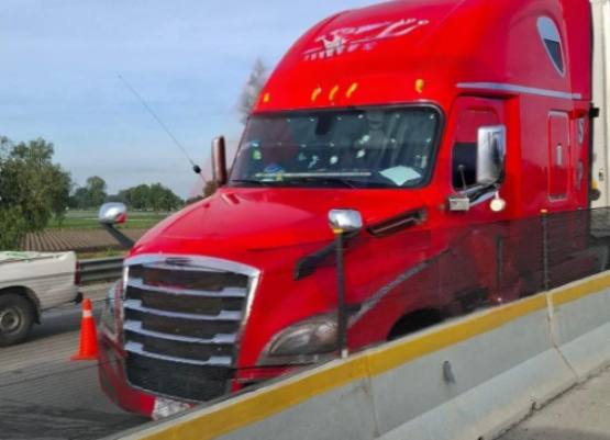 Balean tráiler sobre la Puebla-Orizaba; el chofer habría muerto