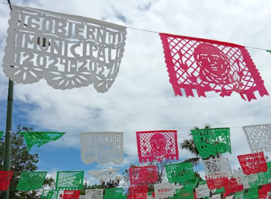 Alcaldesa de Acatlán personaliza los arreglos patrios con su nombre