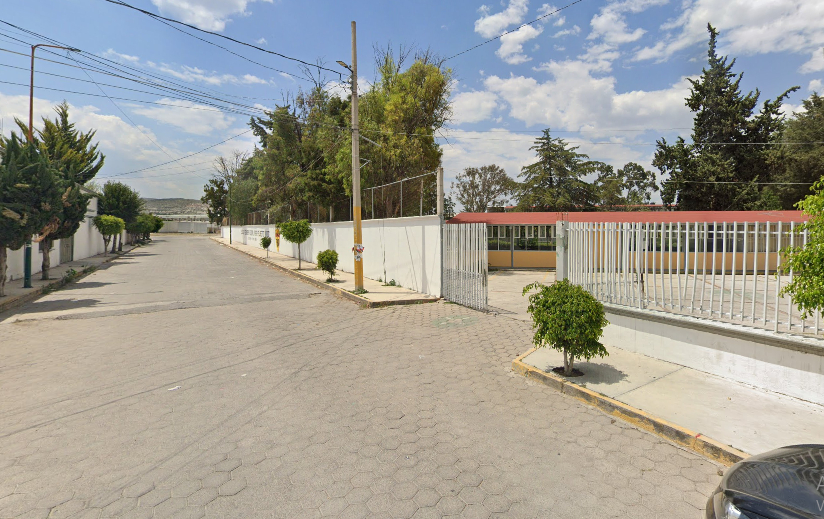 Ataque armado frente a escuela de Tepeaca deja un policía muerto y otro herido