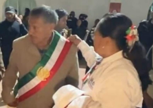 Edil de Atoyatempan da el grito portando la banda presidencial 