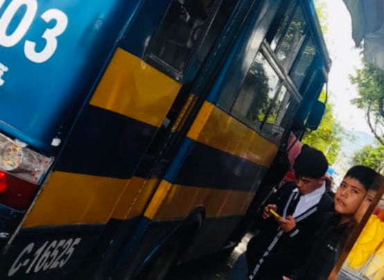 En Atlixco estudiantes viajan colgados en microbuses de la ruta Cabrera-El León