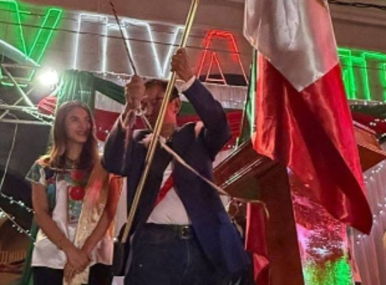 Edil de Zinacatepec usa banda presidencial durante ceremonia del Grito