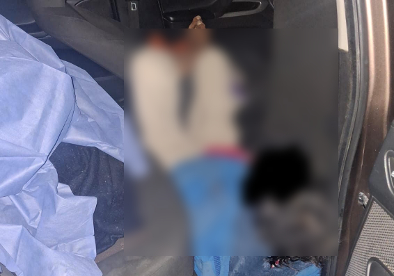 Hallan a abuelito muerto en su coche frente a su casa en Atlixco