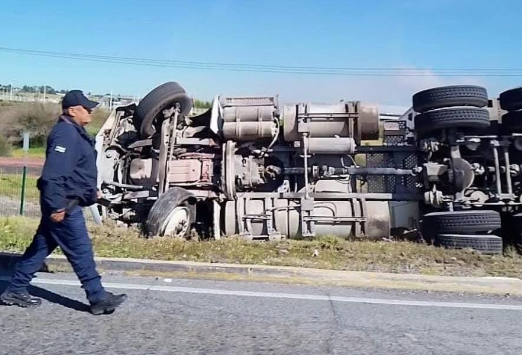 Volcadura de tráiler cierra vialidad en rotonda de AUDI en San José Chiapa 