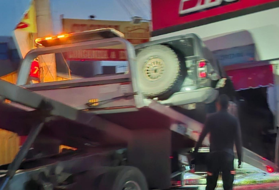 Conductor de Jeep impacta contra tienda de autoservicio en Avenida las Torres y 14 sur