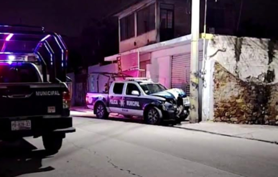 Patrulla de la policía de Izúcar se impacta contra poste en el barrio de Piaxtla