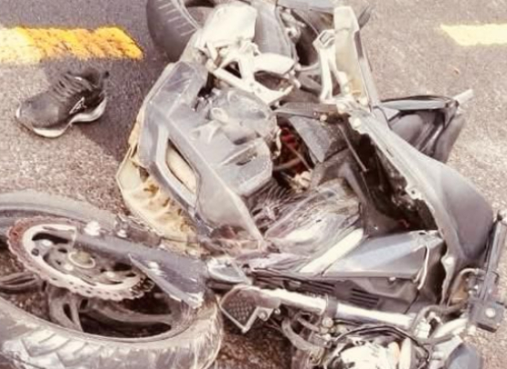 Accidente rumbo a las faldas del Popocatépetl: se encuentran en cruce camioneta y moto 