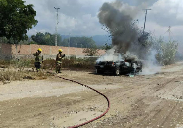 Tras falla mecánica camioneta se incinera en el camino de San Antonio Cañada