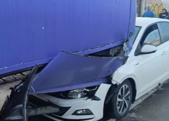 Auto choca contra unidad de los Morados en Puebla capital 