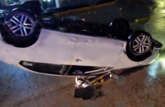 Jetta vuelca en Atlixco; ocupantes huyen tras accidente