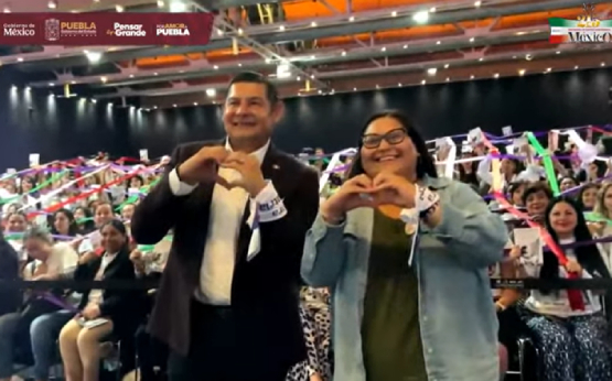 Armenta preside toma de protesta de la Red Tejedoras de la Patria en Puebla
