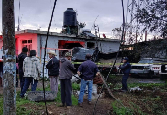 Conductor en estado de ebriedad se estrella contra vivienda en Tlatlauquitepec