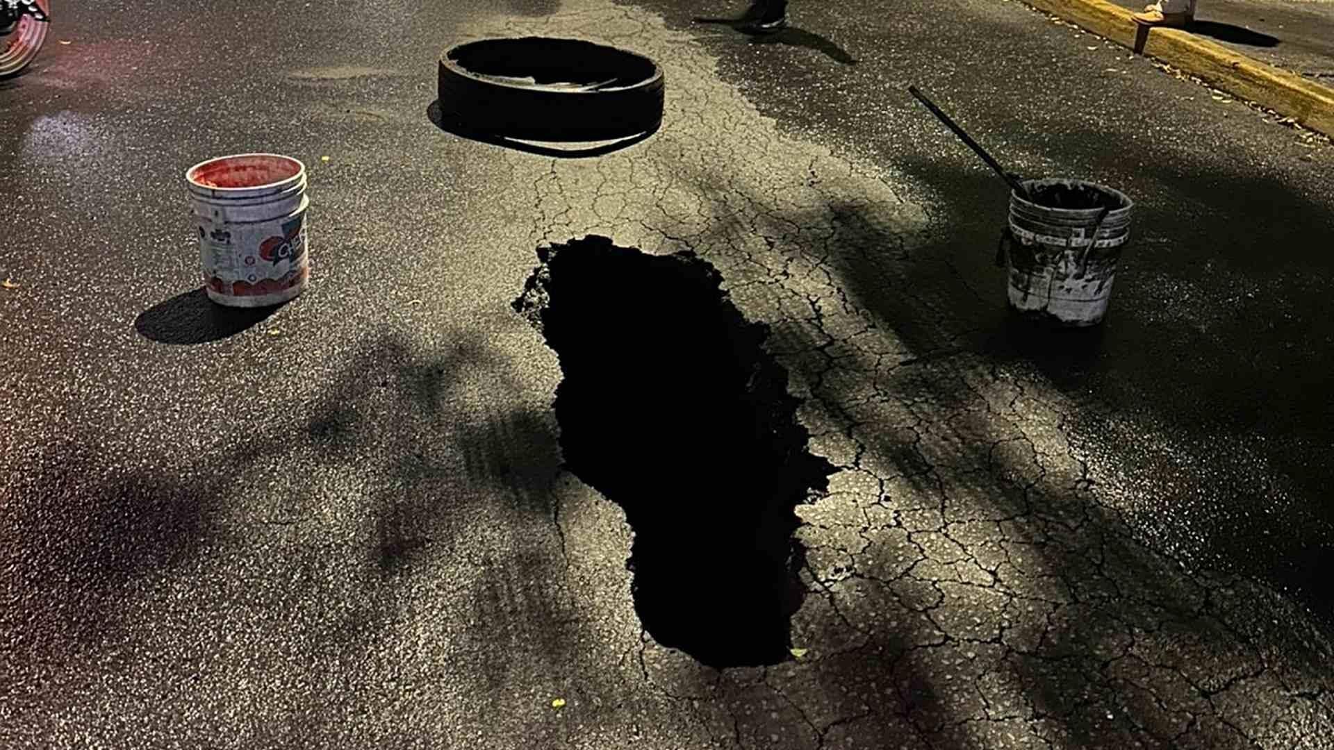 Durante la madrugada, una patrulla de la SSC se cayó en un socavón de Iztapalapa 