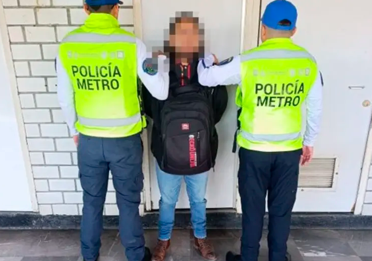 VIDEO Hombre se disfraza de mujer para acosar féminas en el metro de la CDMX