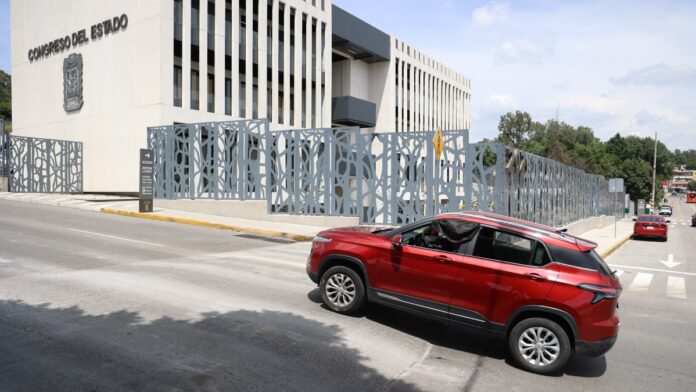Chedraui busca soluciones por topes instalados frente al Congreso de Puebla