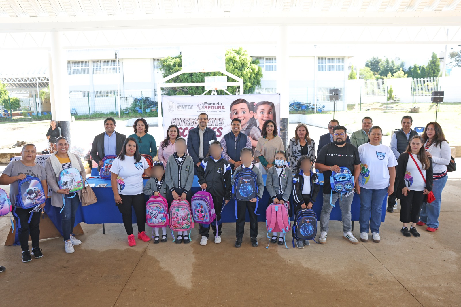 Omar Muñoz y Tere Alfaro entregan más de 2 mil 600 kits escolares en Cuautlancingo