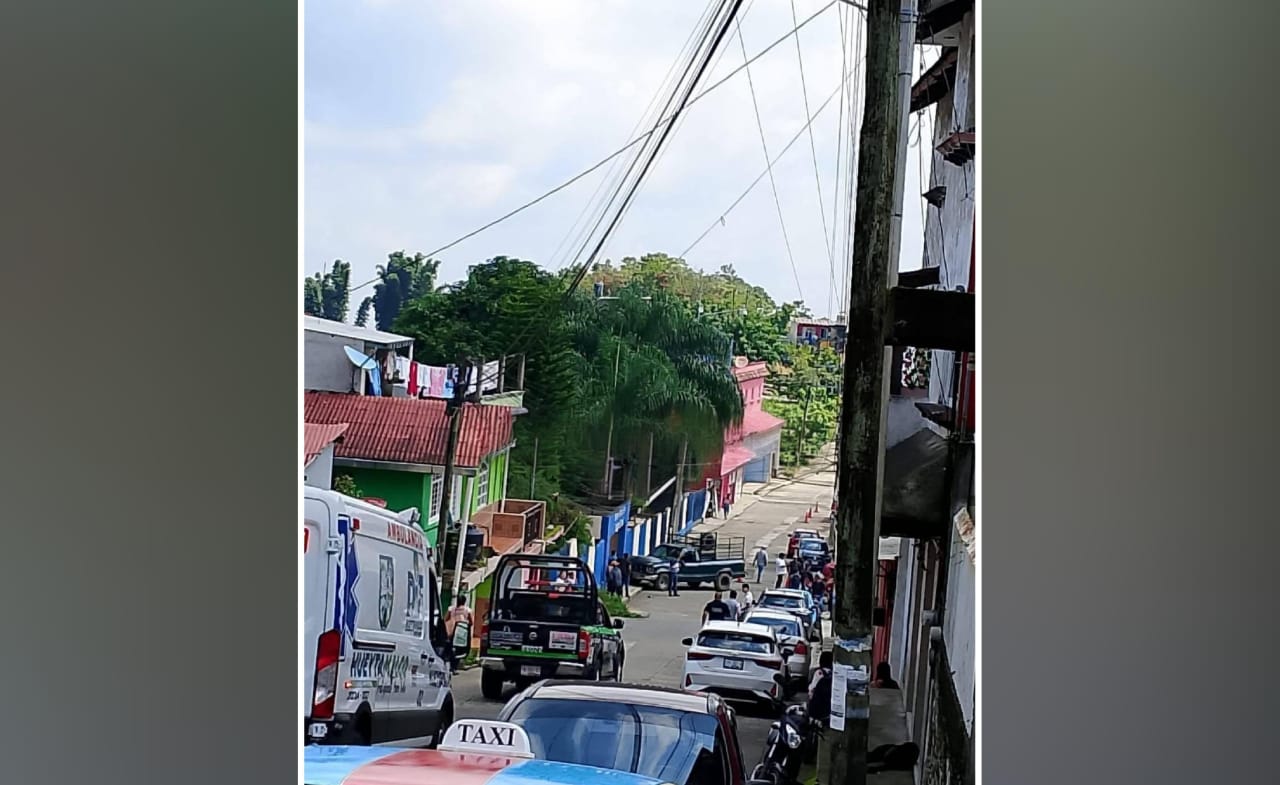 Camioneta le fallan los frenos y choca contra muro de telesecundaria en Hueytamalco 