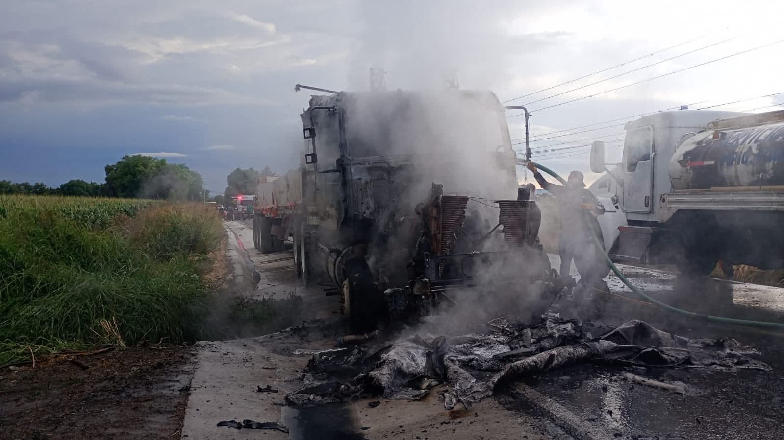 Se incendia tractocamión sobre carretera La Colorada-Tepexi