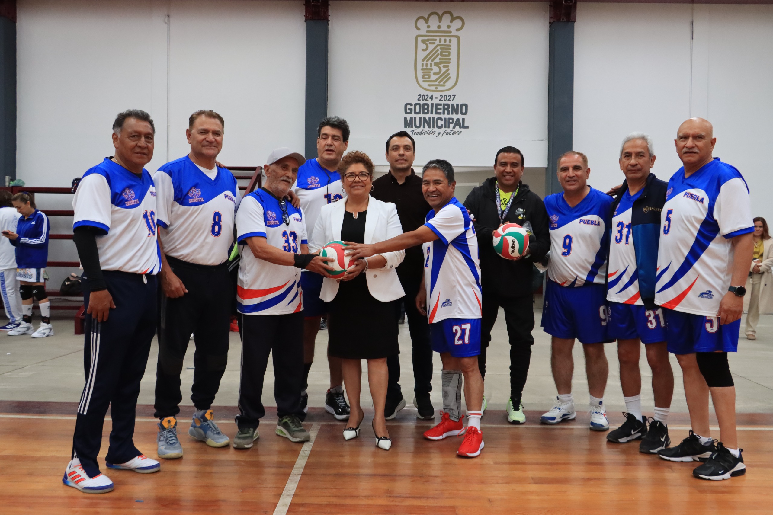 Tere Alfaro premia a ganadores del Torneo de Cachibol Cuautlancingo 2025