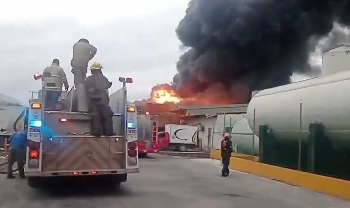 Se registró un fuerte incendio en fábrica de aceites en Monterrey