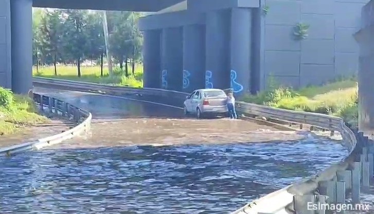 VIDEO Automovilistas empujan sus vehículos para librar la inundación en Periférico Ecológico