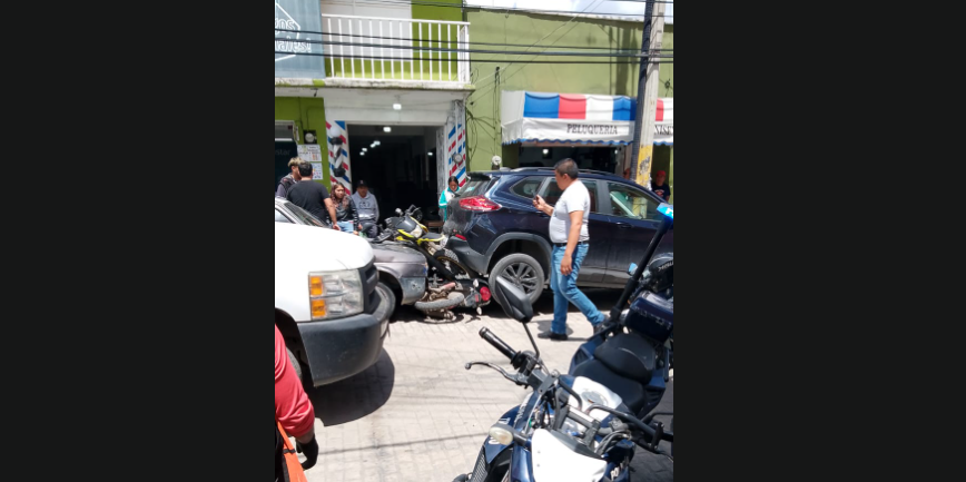 Conductor ebrio chocha contra siete vehículos en el centro de Texmelucan