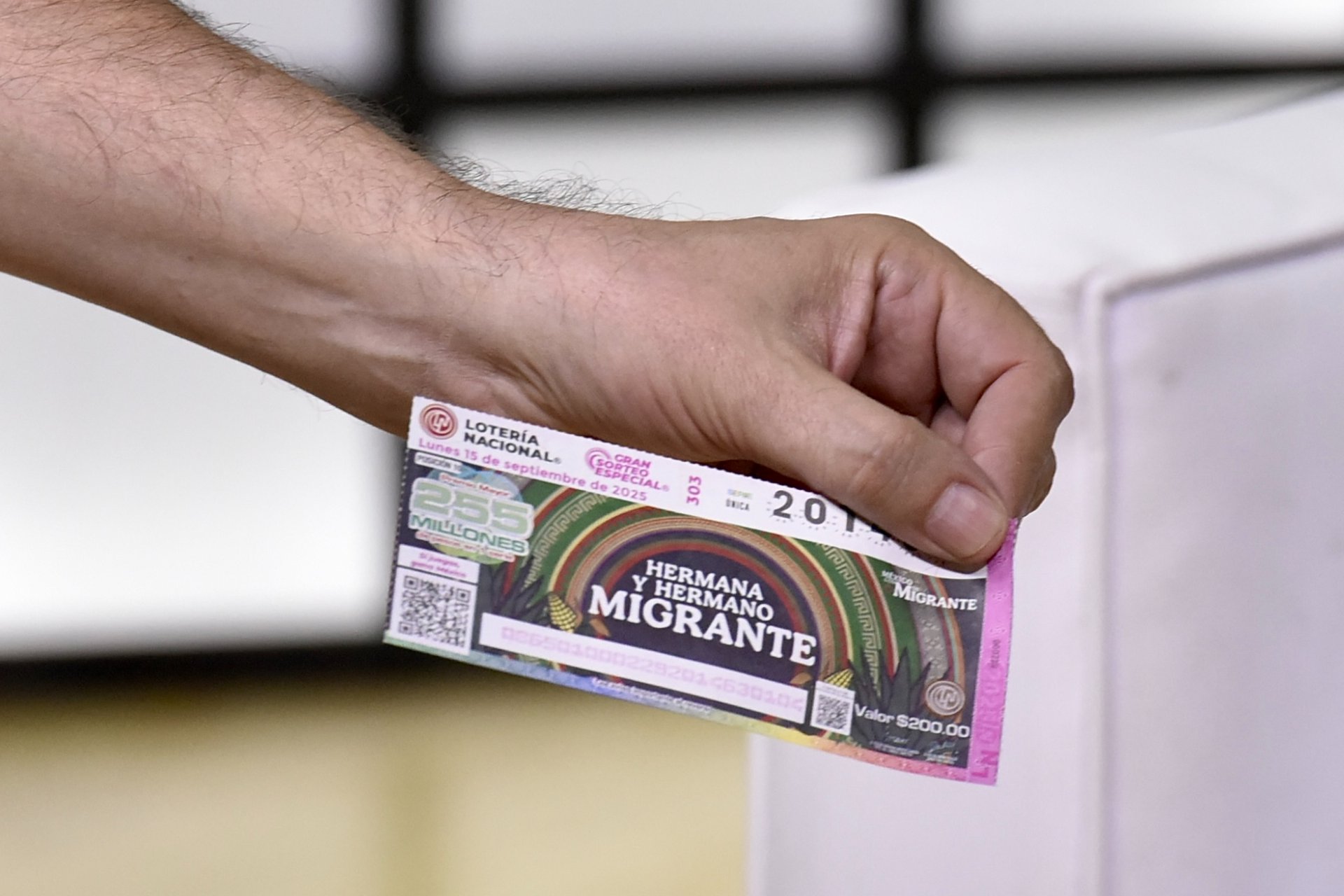 Sheinbaum aclara: ningún funcionario está obligado a comprar boletos de lotería