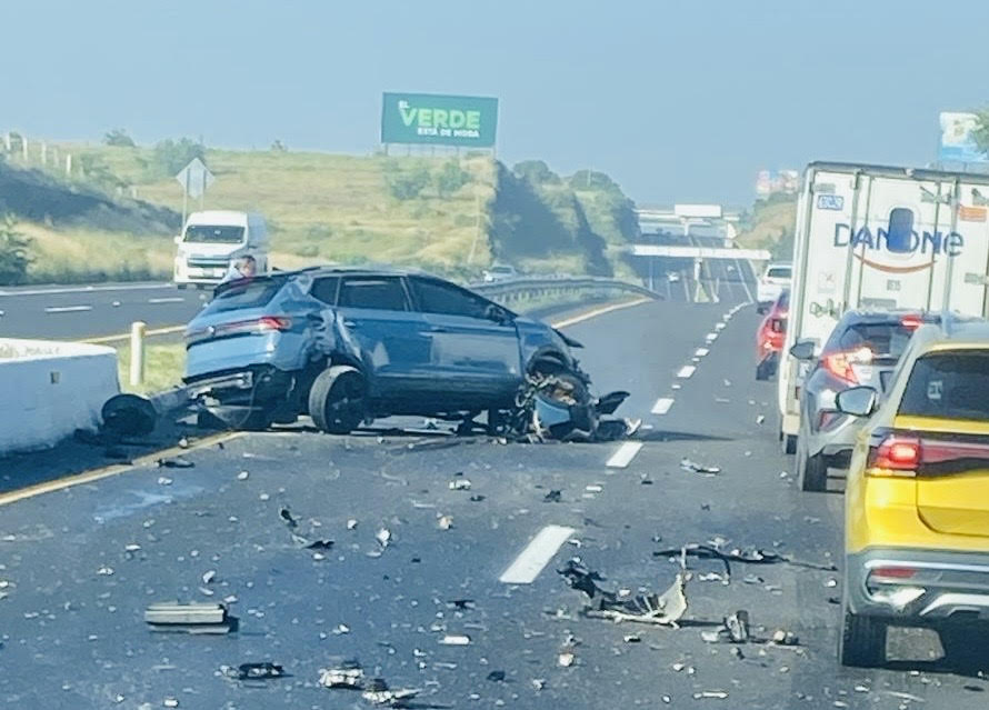 Camioneta queda destrozada tras aparatoso accidente en la vía Atlixcáyotl