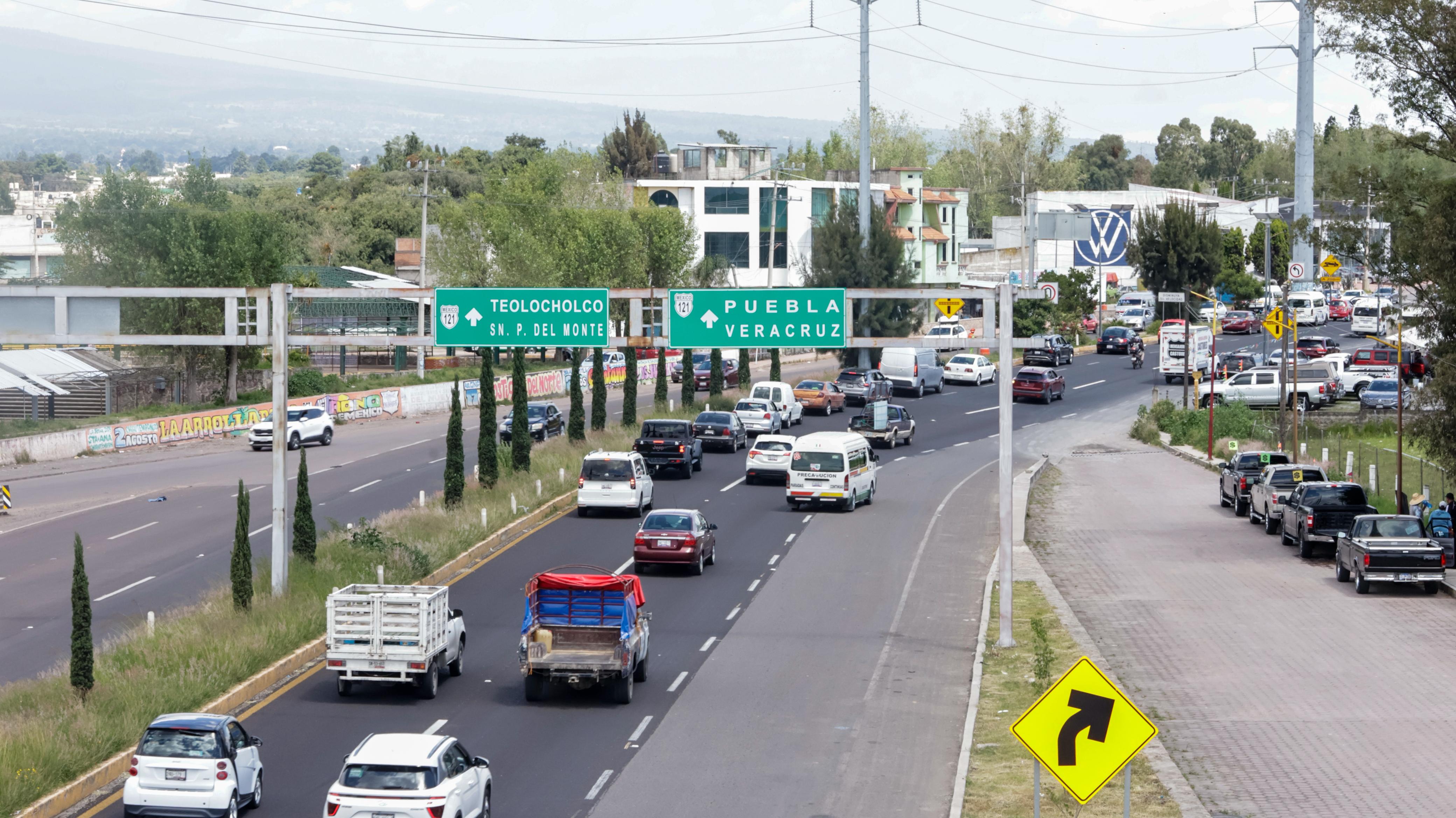 Conductor pierde el control y se estampa en valla metálica en la Central de Abastos 