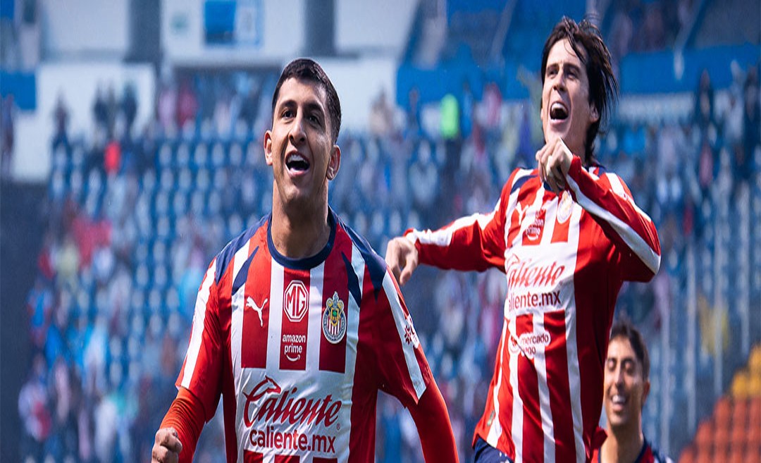 VIDEO Con lluvia y sin ella, Chivas supera al Puebla